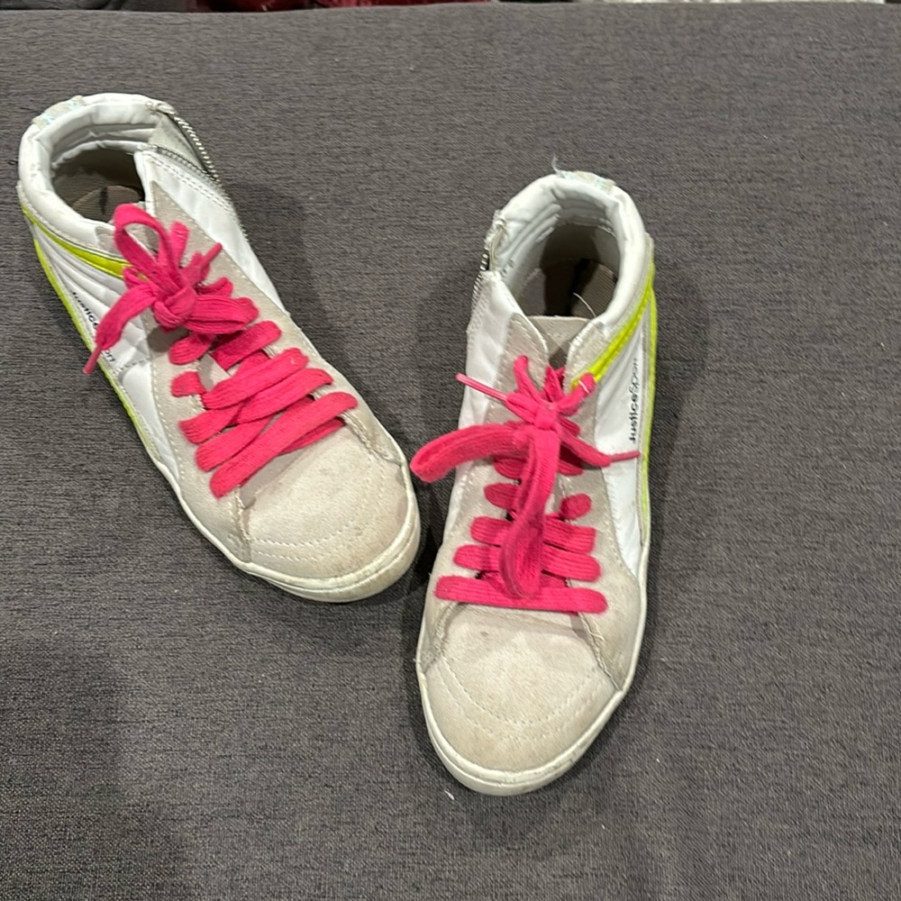 Tennis shoes